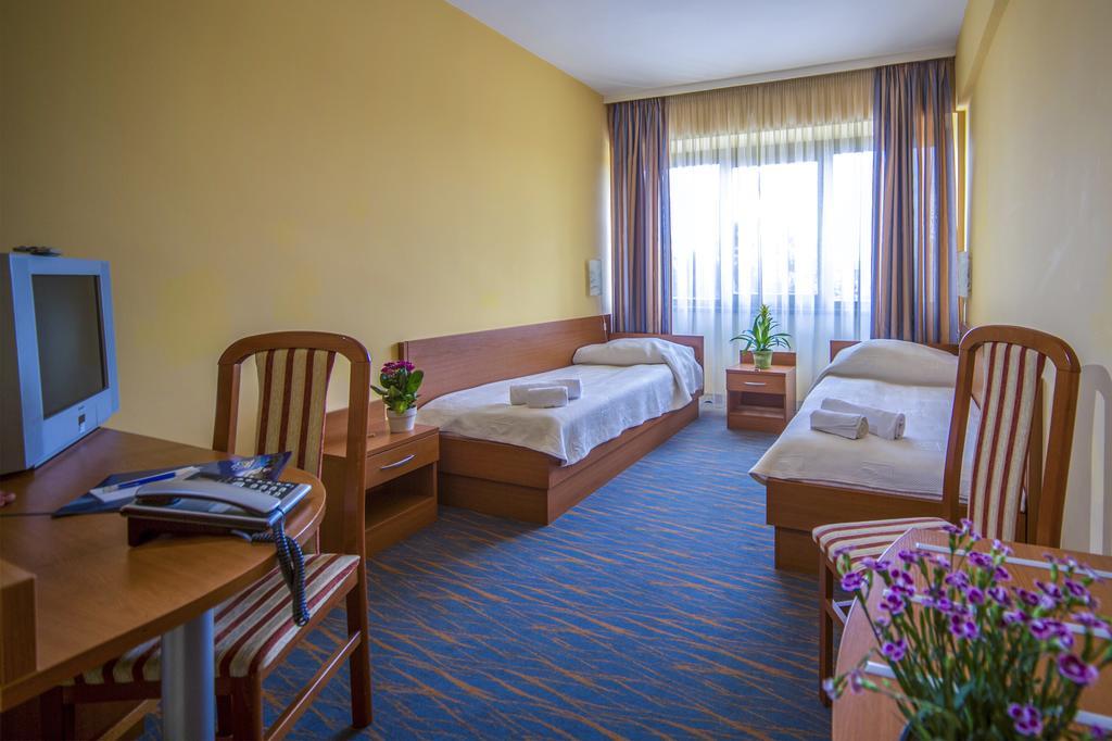 Duna Hotel Paks Exterior foto